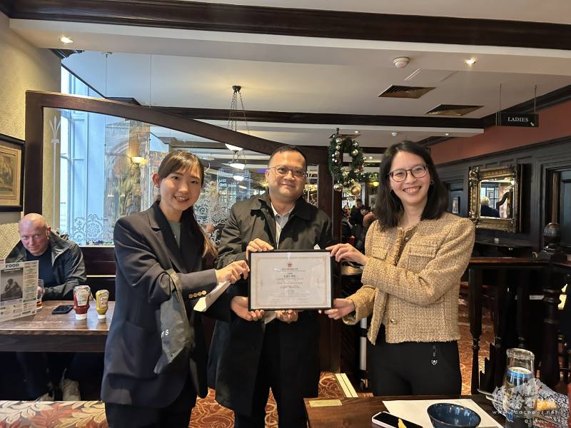 為感謝活動主講嘉賓，也是成大校友的粘嘉珍（Janet）分享寶貴職涯經驗，駐英國代表處僑務組長葉帝余與成大校友會長卓湘惇一同頒發感謝狀