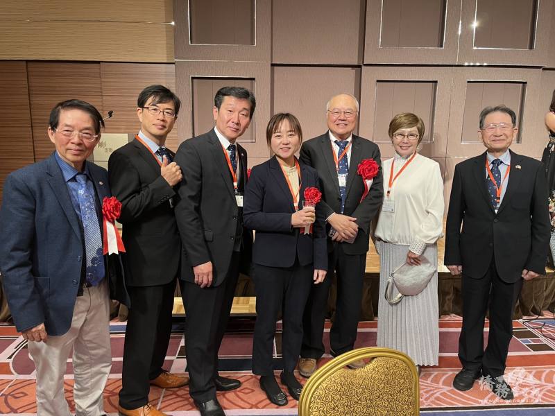 駐日本代表處僑務組副組長李承芸（左4）與出席貴賓交流