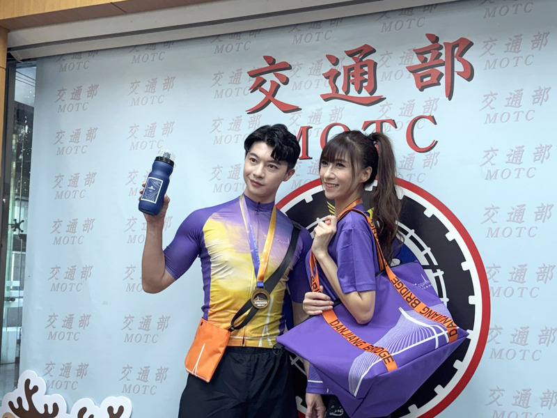 淡江大橋預計115年5月9日舉辦通車典禮，交通部公路局24日在記者會宣布，通車前將舉辦路跑及自行車活動，其中路跑於4月18日下午舉行，讓跑者可以欣賞淡水夕照