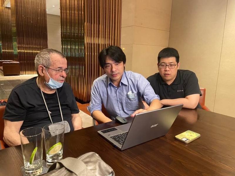 陽明交通大學生物科技系副教授羅惟正（中）與諾貝爾化學獎得主瓦謝爾（Arieh Warshel）（左）分享演算法概念獲肯定，圖為雙方第一次面對面討論。（陽明交大提供）