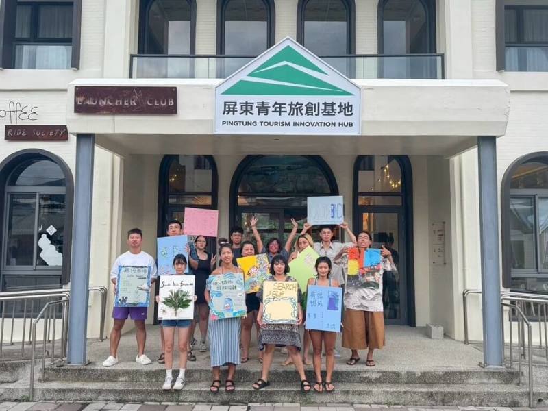 屏東青年旅創基地透過「114年旅遊創新人才培育計畫」，推出49場課程、超過600人次參與，帶著青年一起探索旅遊產業，並打造「溫泉老夥伴」展覽，民眾可感受青年創意與地方文化的完美結合。（屏東縣政府提供）