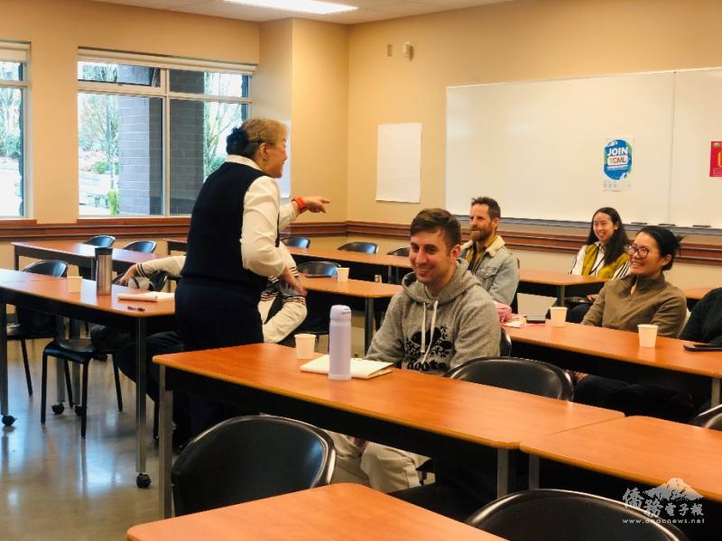 在歡聲笑語中進行教學