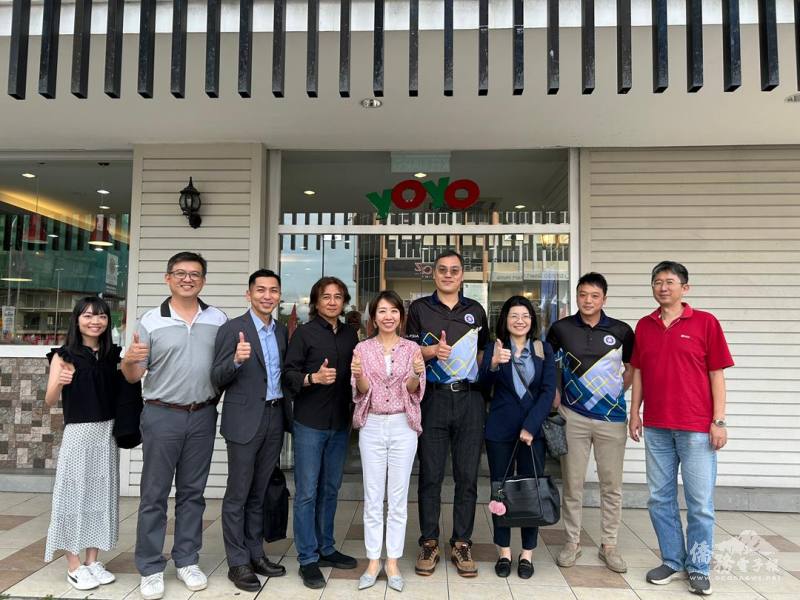 僑委會副委員長李姸慧拜訪臺商楊明勳經營的Yoyo Cafe