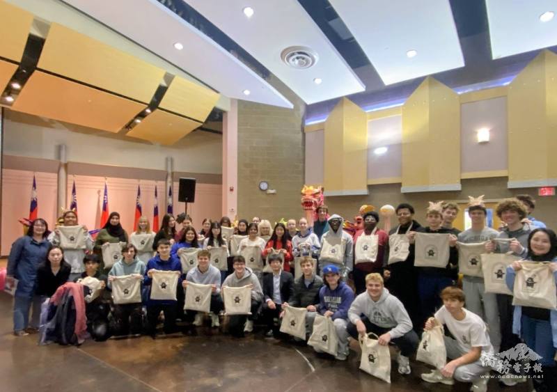 中心主任蔡季穎（第1排右5）、副主任陳怡珍(第1排左1)、陳虹文（第2排右1）、及老師鄒麗芳(第2排左1)與Glenbard West High School全體合影