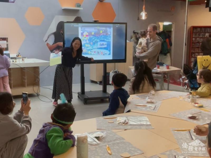 Kevin Pothoven reads the story to the children in Dutch.