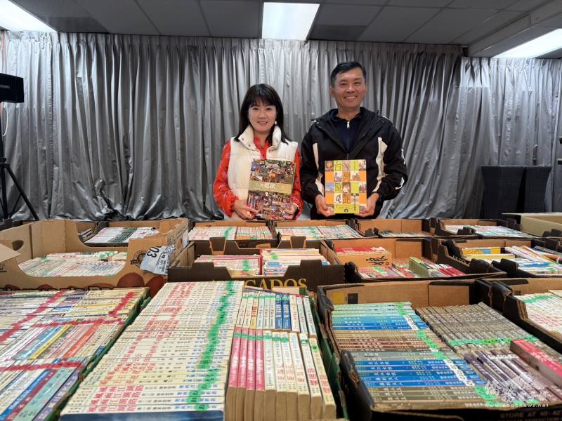 橙縣文教中心主任蕭蓓如(左)贈書予亞美老人服務中心理事長吳俊毅(右)