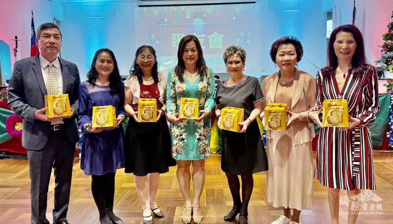 永久名譽會長扈曾美惠（右三）贈送每位來賓聖誕糕，貴賓代表接受