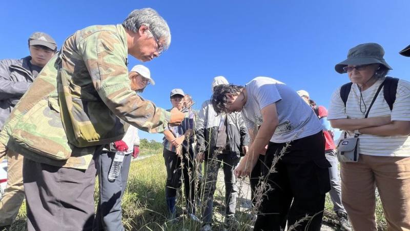 為加速馬太鞍溪流域崩塌地植生復育，林業及自然保育署花蓮分署24日在大農大富平地森林園區辦理「原生植物採集與種源保存實務」課程，吸引光復鄉部落族人、社區成員及志工等40人參與。（林業及自然保育署花蓮分署提供）