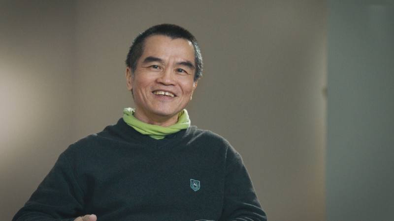 公視節目「藝術很有事」近期推出新一集內容，藝術家李明則（圖）提到自己兒時對武俠漫畫及武俠片深深著迷，這也啟蒙他的創作。（公視提供）