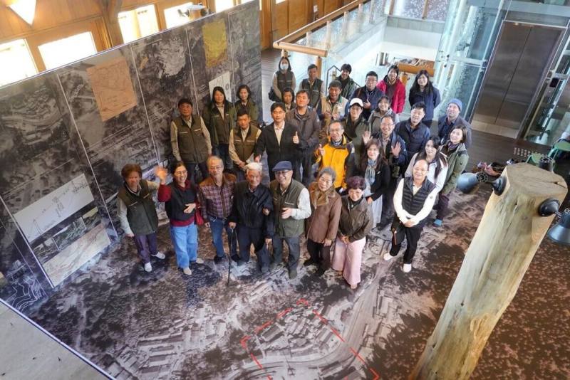 阿里山國家森林遊樂區沼平公園及沼平車站2樓25日起展開為期一年的「從森林到森林」裝置藝術展覽，探索阿里山的人文歷史。（林保署嘉義分署提供）