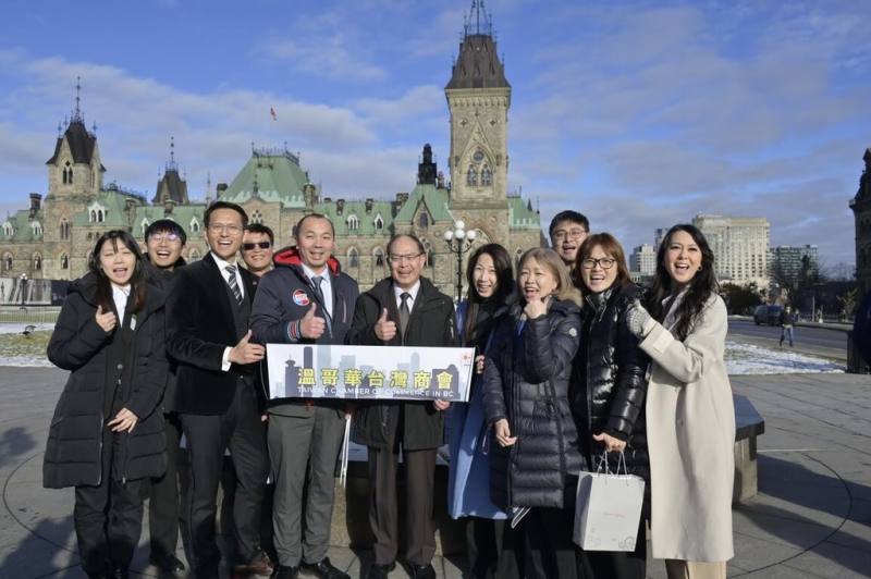 北美洲台灣商會聯合總會40位企業家抵達加拿大渥太華，展開為期3天的「渥太華國會叩門之旅」。駐加拿大代表曾厚仁（中）讚揚北美洲台灣商會聯合總會的「叩門之旅」比去年更盛大，更欣慰看到許多青年企業家參與，凸顯台灣連結世界的力量不斷翻轉、充滿能量。（北美洲台灣商會聯合總會提供）
