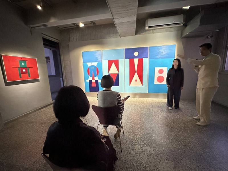 高雄金馬賓館當代美術館推出「吟遊時空—霍剛、權純益」展，2人分別是華人幾何抽象藝術開啟者與韓國當代抽象藝術家。展場中也擺放多款經典座椅，讓觀者以更自在、多元的角度觀看作品。