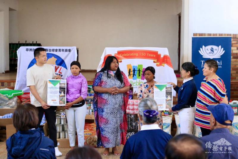 現場互動，左1青商會長張家毓、右2慈濟開普敦分會負責人賴玉容