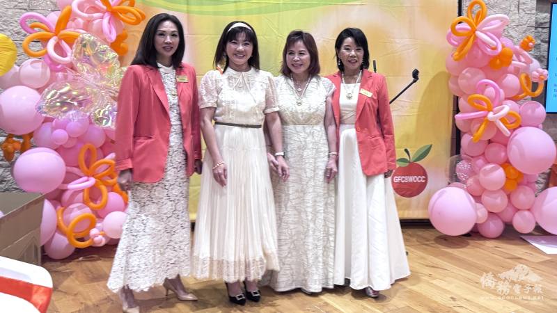 橙縣文教中心主任蕭蓓如（左2）、世界華人工商婦女企管協會第一副總會長陳玲華（右2）、世華橙縣分會會長張淑華（右1）及候任會長林瑩姿（左1）在感恩餐會中亮相