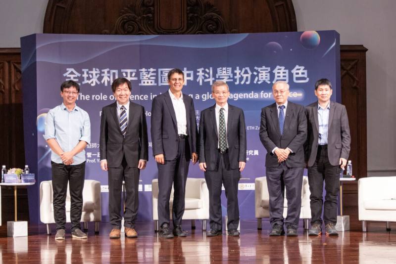 2019年諾貝爾物理學獎得主奎洛茲（Didier Queloz）（左3）受諾貝爾和平基金會邀請，24日赴台灣師範大學演講，與台師大校長吳正己（右3）等人合影。（台師大提供）