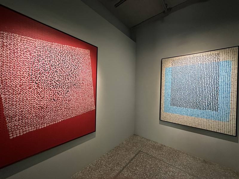 高雄金馬賓館當代美術館推出「吟遊時空—霍剛、權純益」展，2人分別是華人幾何抽象藝術開啟者與韓國當代抽象藝術家，作品透過金馬賓館展覽空間與光影互相對話。