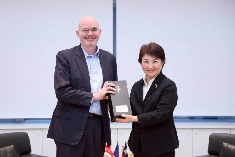 美國在台協會（AIT）台北辦事處長谷立言（Raymond F. Greene）（左）日前率團拜會台中市政府，由台中市長盧秀燕（右）接待，雙方期盼持續共同促進台中與美國合作夥伴關係。（台中市政府提供）