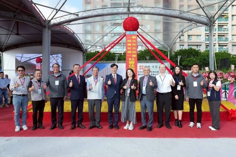 國家住都中心24日在台北市北投區舉行「稻香安居」社會住宅新建統包工程動土典禮，包括內政部政務次長董建宏（左6起）、在地民進黨立委吳思瑤、國家住都中心董事長花敬群等人出席。（國家住都中心提供）