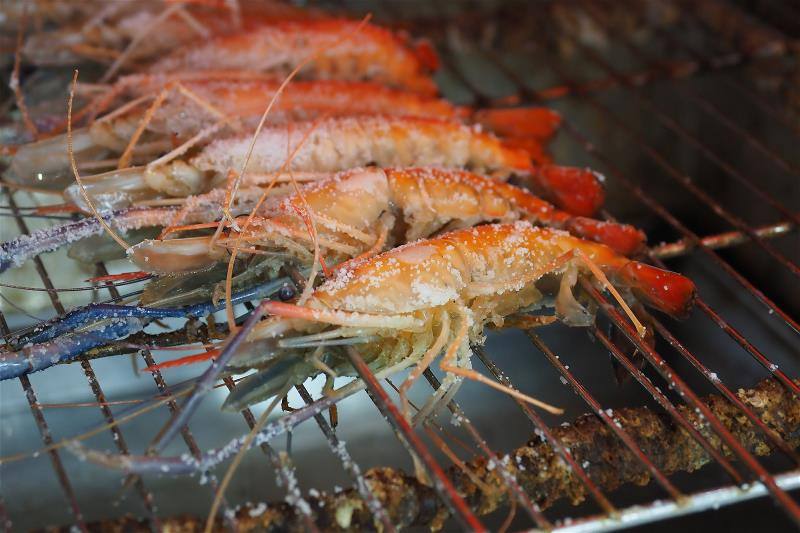 釣到的蝦，可以自己烤來吃，餐廳還有代客料理