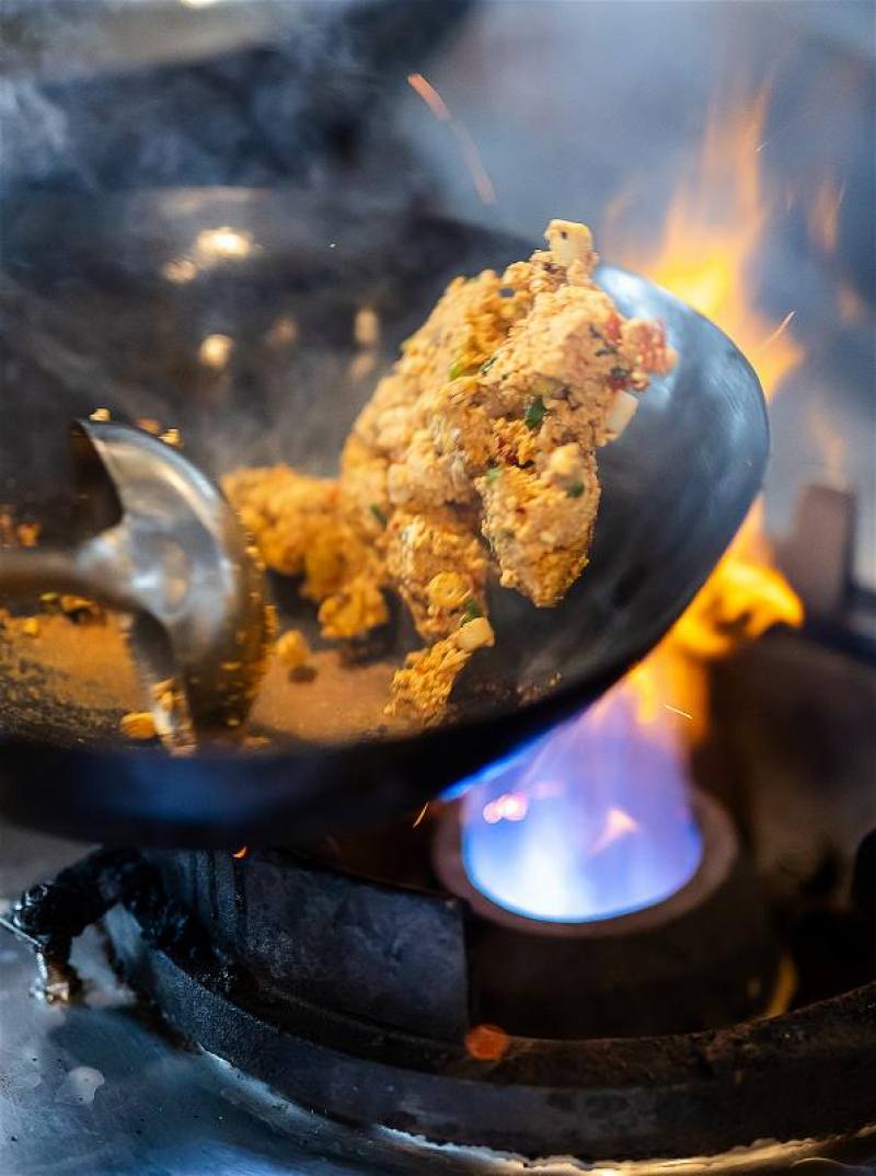 熱炒料理強調以大火快速翻炒，讓食材的味道融為一體，並保有鮮明的口感，還帶有鑊氣的香