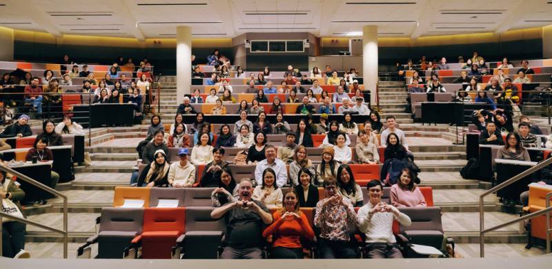 紀錄片「看不見的國家」近日在倫敦大學亞非學院（SOAS）放映，可容納300人的場地幾乎滿座，導演葛靜文（前左2）和影片製作人泰德霍普（前左1）出席。（SOAS提供）