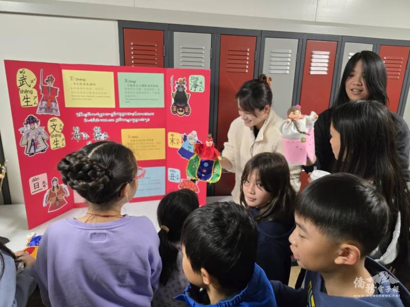 學生聚集認識布袋戲