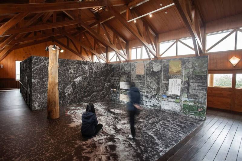 阿里山國家森林遊樂區「從森林到森林」裝置藝術展覽25日起在沼平車站2樓展區展出平面影像，讓民眾透過空照圖對應現況。展覽為期一年。（林保署嘉義分署提供）