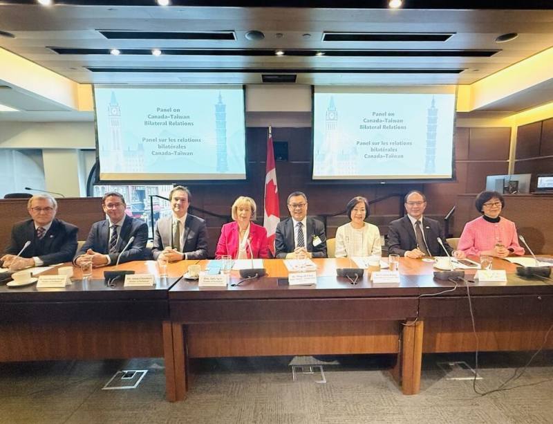 加拿大眾議院國貿委員會主席史葛洛（左4）24日號召並主持「加台雙邊關係座談會」，歡迎台灣外交部次長陳明祺（右4）、經濟部次長江文若（右3）和北美洲台灣商會聯合總會會長白越珠（右1）率40位企業家來訪。20幾位跨黨派議員出席座談會，表達對台加緊密合作的支持。（北美洲台灣商會聯合總會提供）