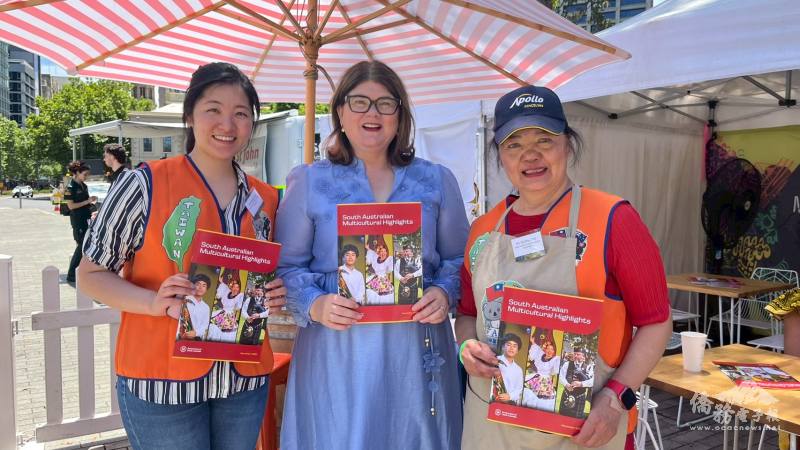 阿得雷德台灣青年會代表與南澳多元文化事務部長 Zoe Bettison MP 合影