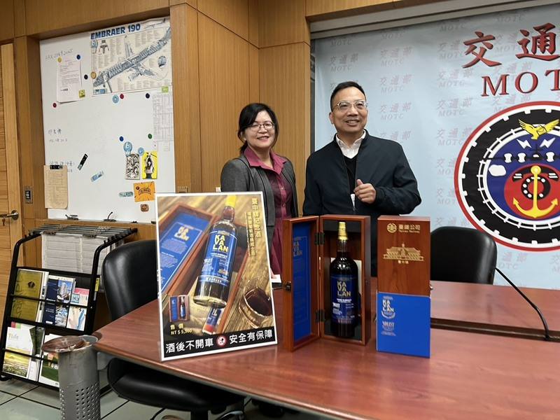 台鐵公司25日舉辦記者會，宣布將推出台中驛紀念酒，台鐵附業營運處商品科科長蔡毓敏（左）表示，今年正逢台中車站建站120週年，紀念酒以台鐵7大經典車站之一的台中車站作為設計主軸，禮盒採精緻木盒包裝，盒身以燙金「台中驛」方式呈現。（小提醒：禁止酒駕，飲酒勿開車，飲酒過量，有害健康。）