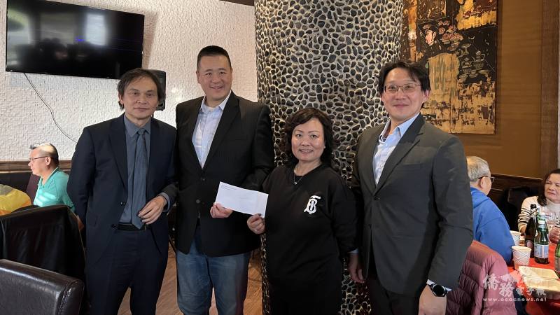 籌備會致贈謝金，感謝北新中文學校提供場地，（左起： 戴松昌、陳正緯、陳麗惠、李僑韋）