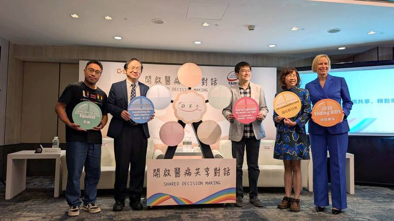 台灣感染症醫學會、台灣愛滋病學會等團體響應世界愛滋日，24日出席「2025 World AIDS Day 世界愛滋日簡單愛 開啟醫病共享對話」記者會。