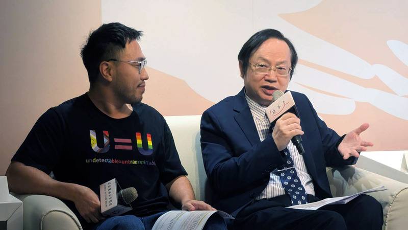 台灣感染症醫學會監事、愛滋病防治委員會委員林錫勳（右）24日指出，台灣愛滋防治是亞洲模範生，今年累計到9月底為止，本國籍新增HIV感染者又比2024年同期下降11.2%。