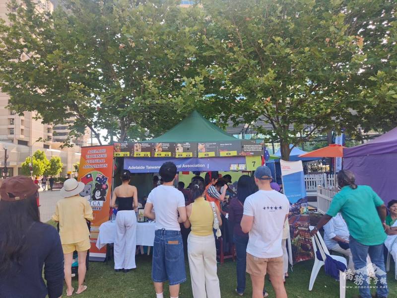 民眾熱情支持，攤位前排起長長人龍