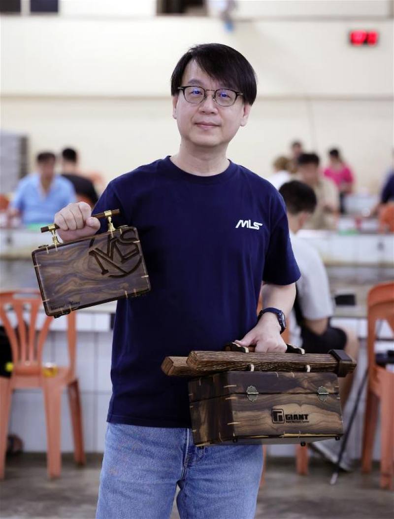 台灣釣蝦文化發展協會理事長張林裕，協助開發釣蝦的周邊商品