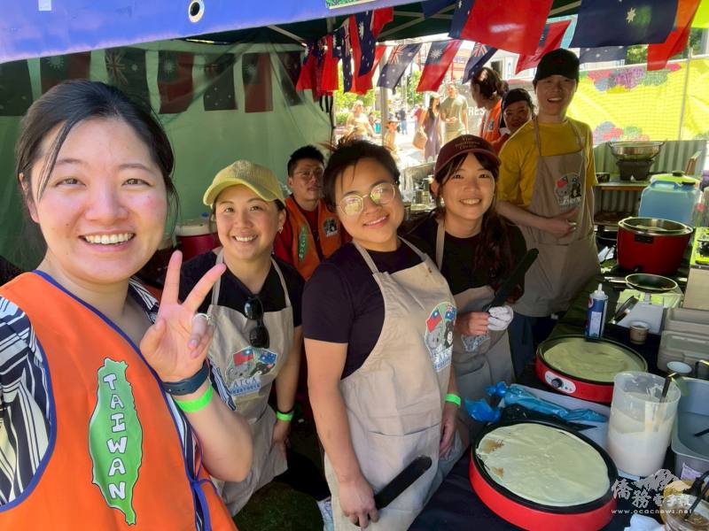 志工團隊現點現做可麗餅，將最道地的臺灣風味帶給民眾