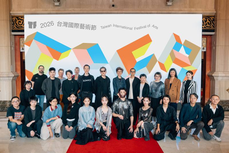 2026台灣國際藝術節（TIFA）宣告記者會24日下午舉行，公布16檔精彩節目，演出團隊與國家兩廳院藝術總監劉怡汝（後排右6）合影。（國家兩廳院提供，蔡耀徵攝影）