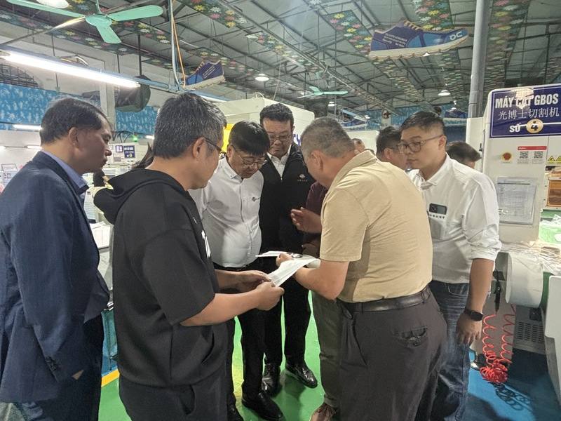 駐越南代表劉世忠與副代表林易民22日受邀參訪北寧台商生產基地，永安鞋美副總林敏芳仔細說明製鞋流程。