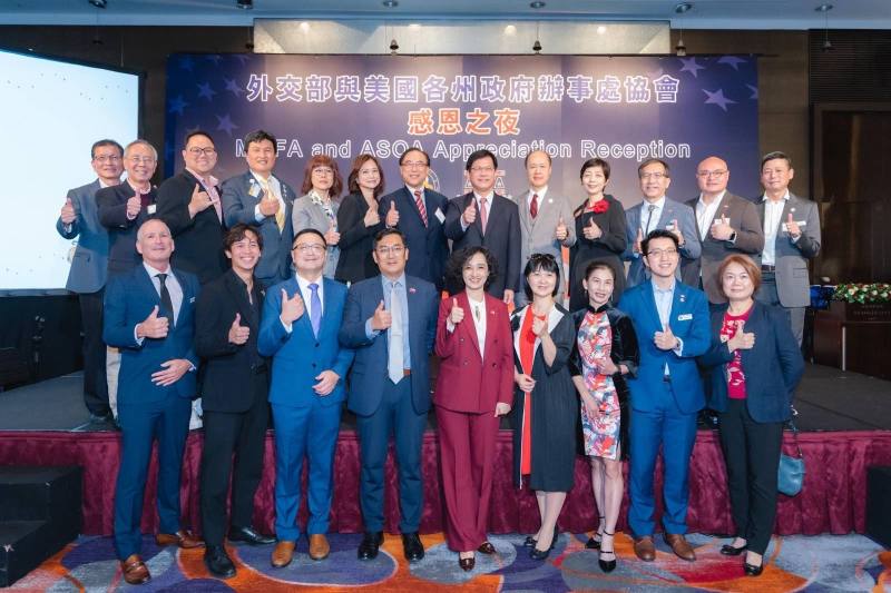 外交部長林佳龍（右七）與聖克里斯多福及尼維斯聯邦駐台大使范東亞（H.E. Ambassador Donya Lynex Francis，左六）、美國各州政府辦事處協會會長嚴樹芬（右六）及公協會代表合影。