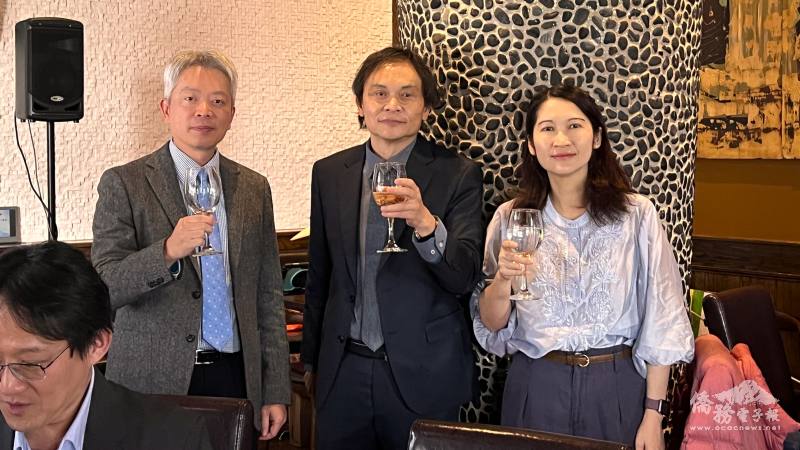 駐紐約辦事處處長李志強（左）、國慶主委戴松昌（中）、紐約文教中心主任王怡如（右）向所有義工舉杯致意