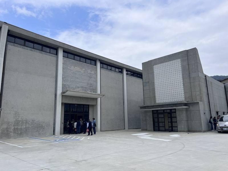 台北市議會教育委員會赴北投影視音園區考察，文化局表示，已有國際知名廠商願意進駐歷史建物北投製片廠。預估12月將評審、明年1月公告，後續順利可望3月簽約。圖為修復完成的北投製片廠。