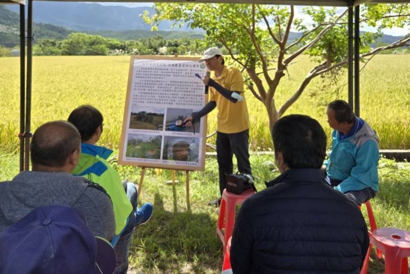 張繼中副研究員於觀摩會介紹稻草循環再利用技術