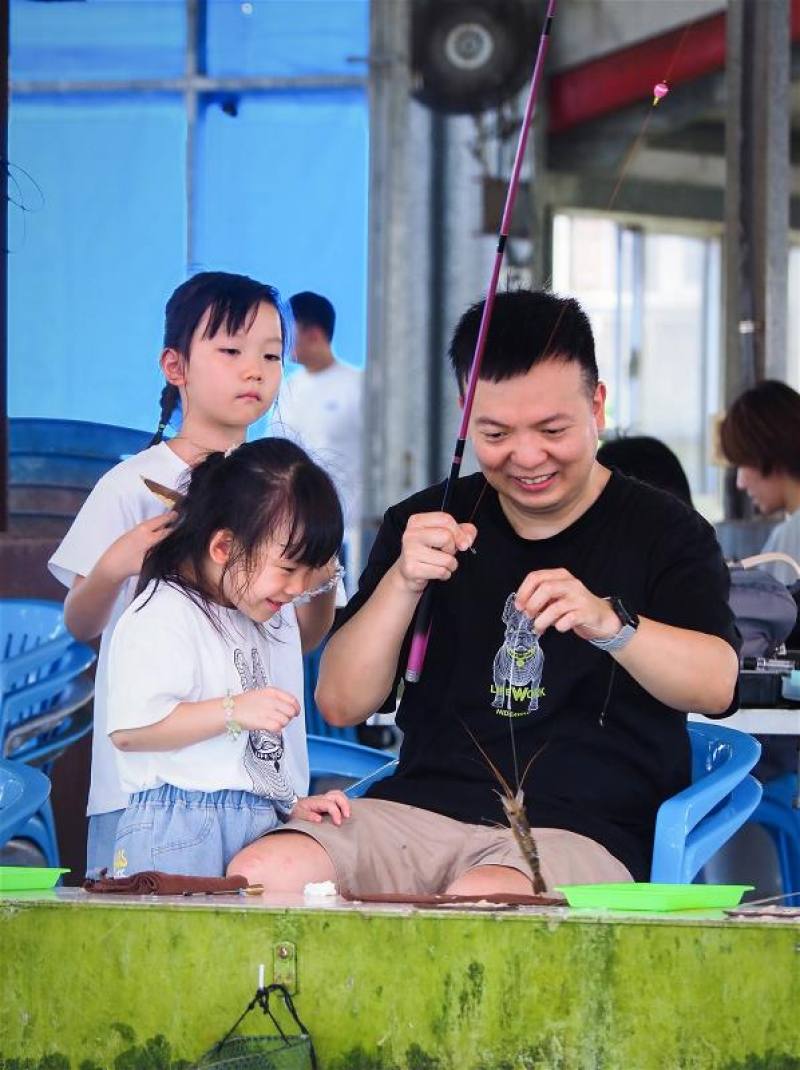 家長帶小朋友釣蝦，釣起來的剎那，全家都開心