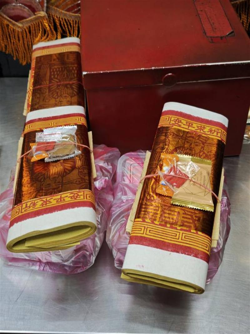 男女信眾供上喜糖、鉛錢、紅線，到月下老人面前自我介紹祈願，只要誠心，必有好姻緣。