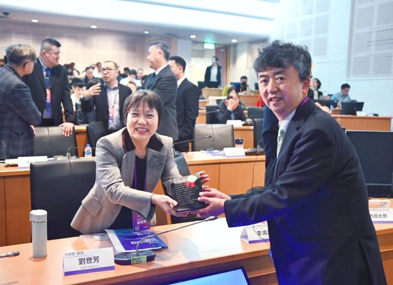 日本災害監控專家，筑波大學內田太郎教授回贈紀念品予劉部長