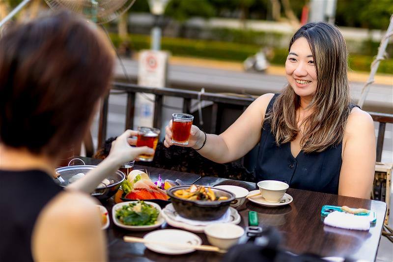 蕭琮容常帶著外國朋友到熱炒店吃飯，獨特的體驗也多獲得好評