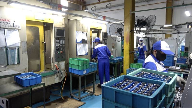 永福精業工業公司22日接待駐越南代表劉世忠一行人，並表示工廠正積極投入自動化升級，以應對缺工問題。