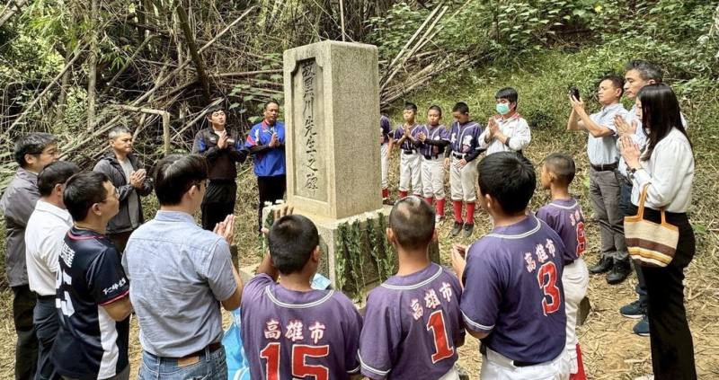 高雄市美濃國小、杉林區上平國小、龍肚國小及吉洋國小等4校師生登雙峰山，在山上的「故黑川先生之碑」舉行秋祭儀式，向百年前偏鄉設校的日本校長黑川龜吉致敬。（美濃國小提供）