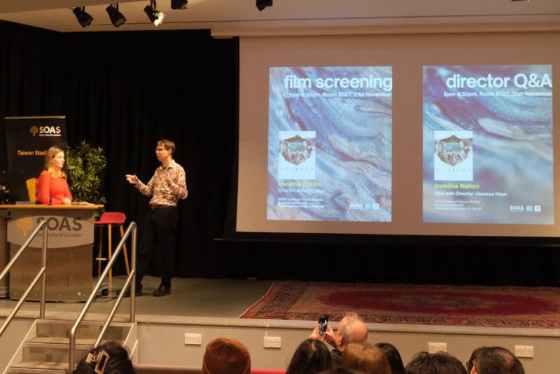 紀錄片「看不見的國家」近日在倫敦大學亞非學院（SOAS）放映，美國籍導演葛靜文（左）親臨與觀眾映後座談，由SOAS台灣研究中心主任羅達菲（右）主持、引言。（SOAS提供）