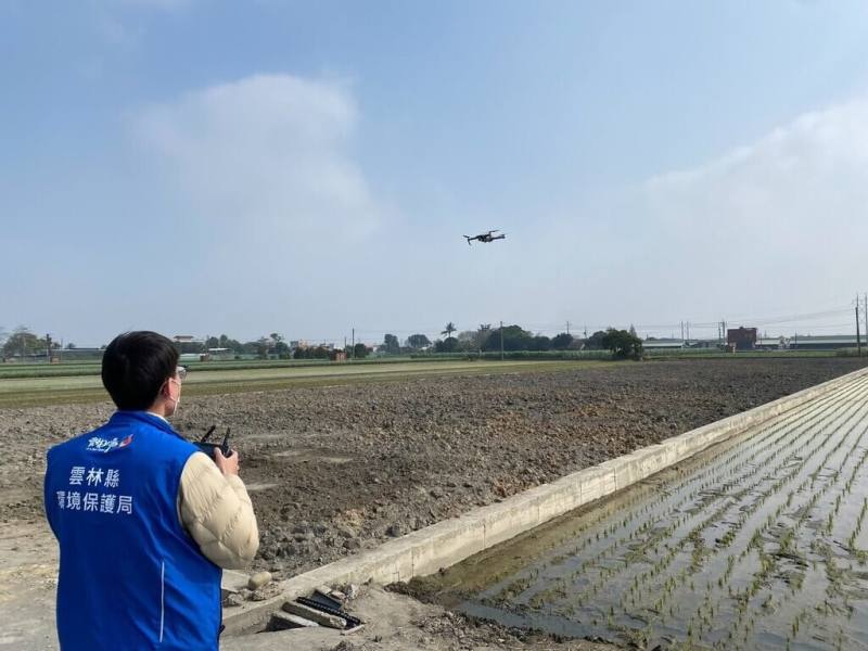 雲林縣每年秋冬季因境外污染等因素，擴散條件不佳，污染物濃度易有累積趨勢，雲林縣環保局加強露天燃燒稽查（圖），運用AI煙霧辨識系統及無人機空拍監控，且在空污季違規加重裁罰。（雲林縣環保局提供）